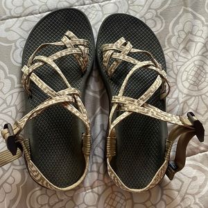 women’s chacos, size 8, great condition only worn once!!